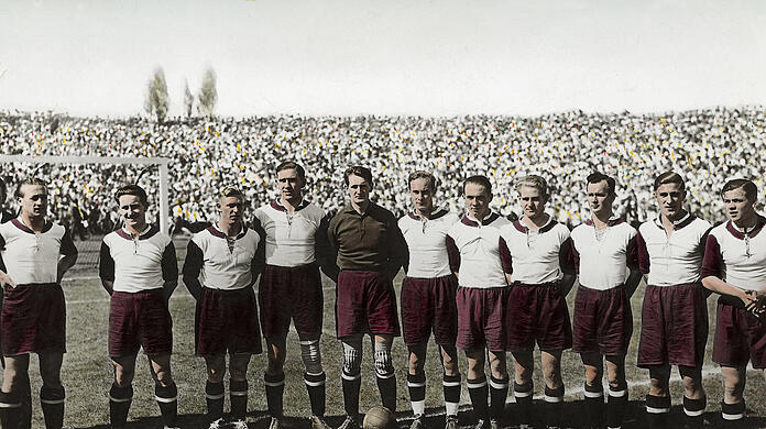 Die Meistermannschaft des FC Bayern vor dem Endspiel in Nürnberg gegen Eintracht Frankfurt am 12. Juni 1932.