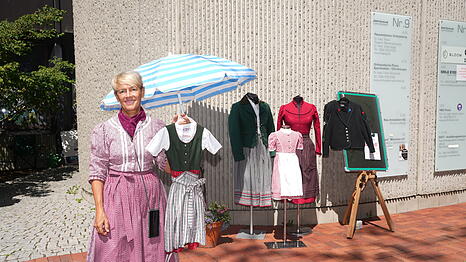 Tina Meister verkauft Dirndl f&uuml;r Kinder und Erwachsene im Kreativ-Treffpunkt Candy am Candidplatz.