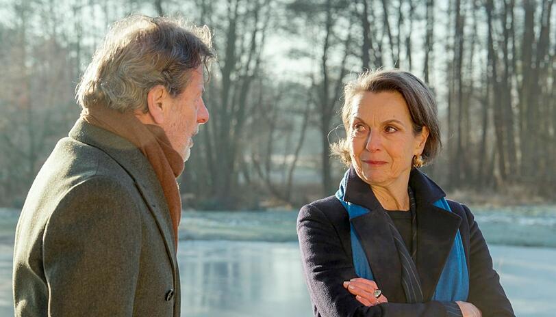 Gunter (Hermann Toelcke) redet Victoria (Caroline Schreiber) ins Gewissen.