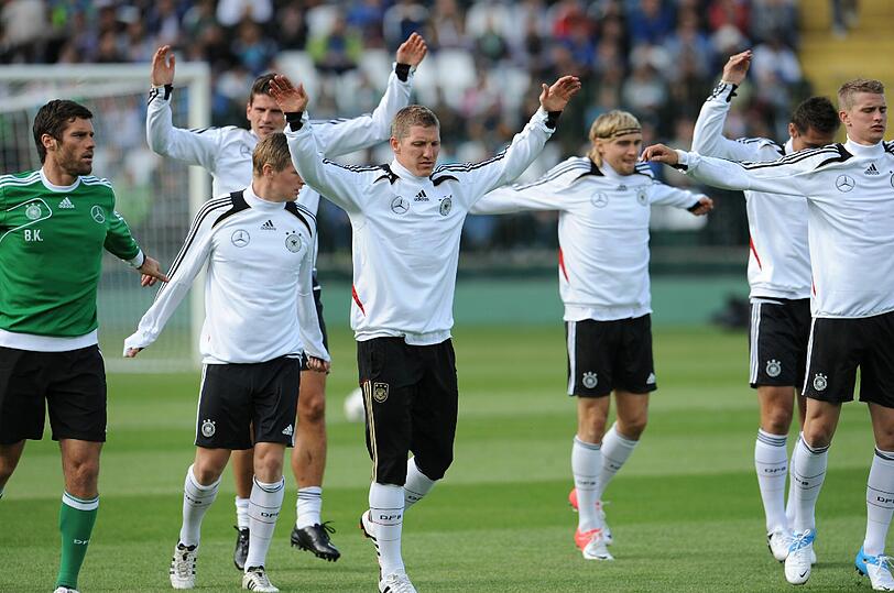 Die DFB-Elf trainiert im Lechia-Stadion und 11.000 Fans jubeln. Ein rauschender Empfang für Jogis Jungs. Die Bilder