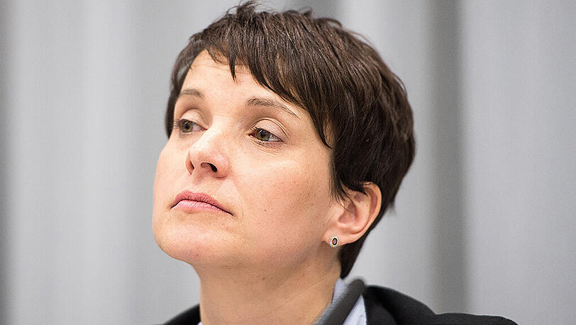 Frauke Petry bestreitet nun, dass AfD-Mitglieder in Clausnitz dabei waren. Frauke Petry bestreitet nun, dass AfD-Mitglieder in Clausnitz dabei waren.