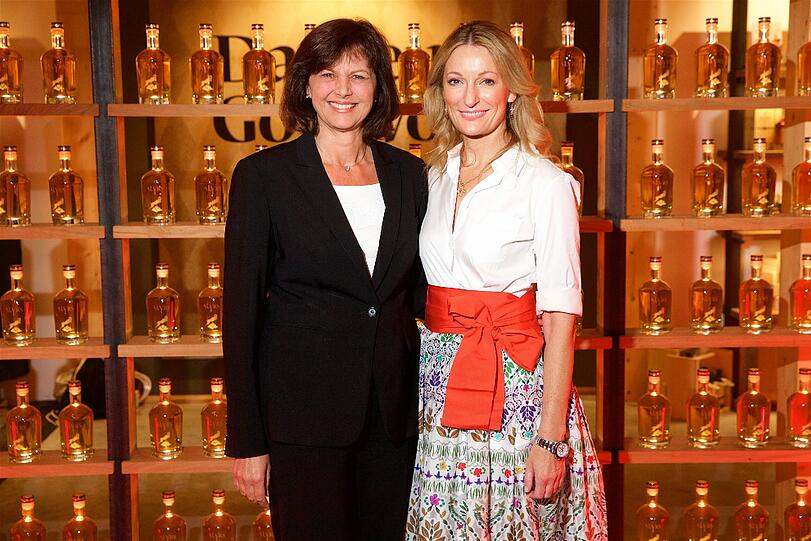 Ilse Aigner und Monika Gruber bei der SLYRS-Verkostung.