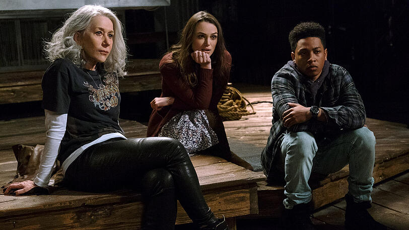 Die Schauspieler Brigitte (Helen Mirren, links) Amy (Keira Knightley) und Raffi (Jacob Latimore) sollen Tod, Liebe und Zeit verkörpern.