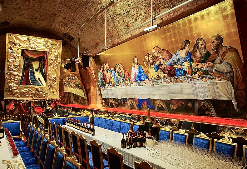Das letzte Abendmahl? Das dekadenteste Abendmahl wird es mit Sicherheit. Zum Kobe-Rind werden Champagner und Frauen gereicht.