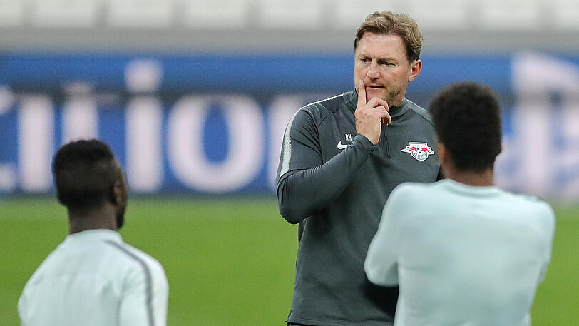 Der Leipziger Cheftrainer Ralph Hasenhüttl (M.) feilt an der Taktik für das Spiel in Istanbul.