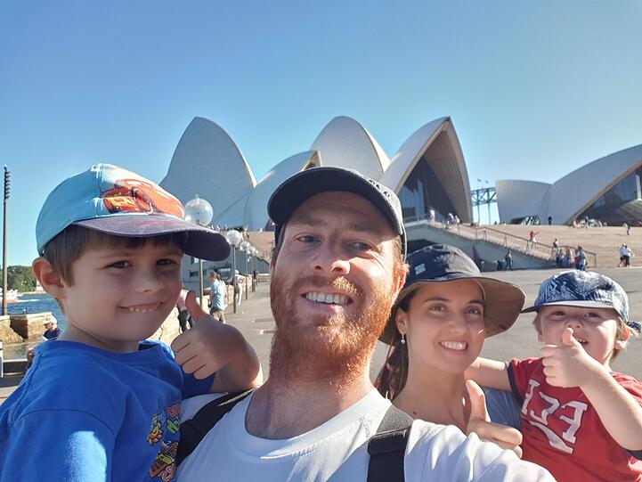 Alle zusammen vor dem weltberühmten Opernhaus in Sydney.