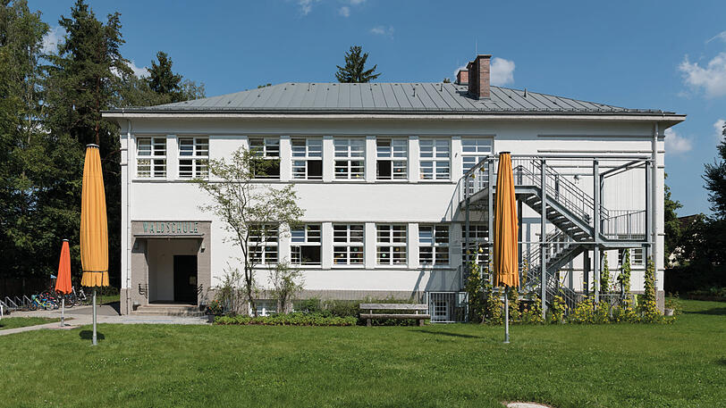Waldschulstraße 20: Die ehemalige Waldschule in Waldtrudering wurde 1929/30 errichtet. Die Stadt sanierte das Ensemble umfassend. Die Jury: "Mit der ausgeführten Baumaßnahme ist es in vorbildlicher Art und Weise gelungen, die qualitätvolle Architektur dieses für die 1920er Jahre modernen Schulbaus wieder hervorzuheben."