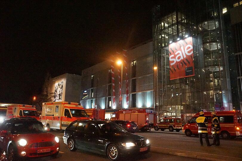 Bilder vom Polizei- und Feuerwehreinsatz an der Münchner Freiheit...
