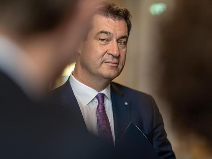 Markus Söder (CSU), Ministerpräsident von Bayern, unterhält sich vor Beginn der Landtagssitzung mit den wartenden Journalisten. Foto: Peter Kneffel