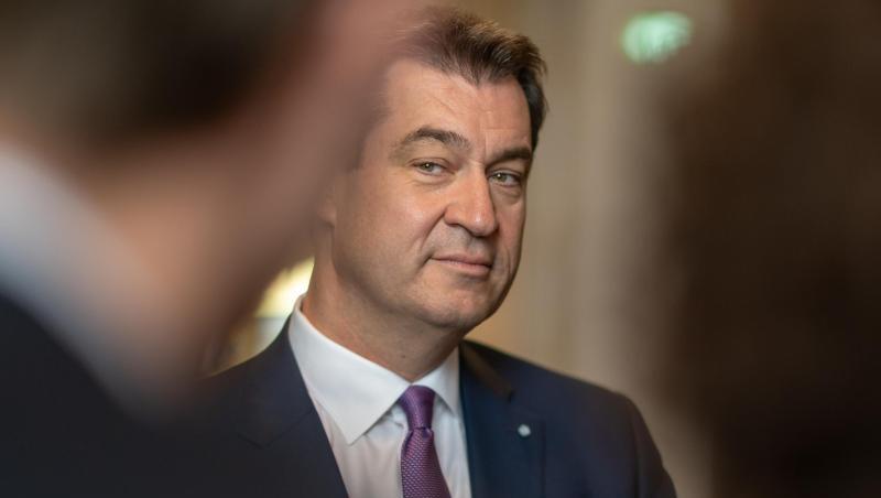Markus Söder (CSU), Ministerpräsident von Bayern, unterhält sich vor Beginn der Landtagssitzung mit den wartenden Journalisten. Foto: Peter Kneffel
