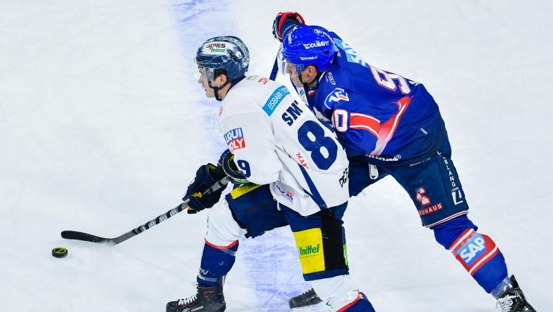 Colin Smith (l) und Luke Adam kämpfen um den Puck. Foto: Uwe Anspach/dpa/Archivbild Colin Smith (l) und Luke Adam kämpfen um den Puck. Foto: Uwe Anspach/dpa/Archivbild