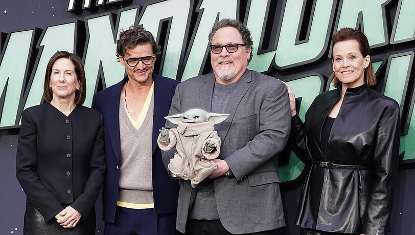 Kathleen Kennedy, Pedro Pascal, Jon Favreau mit Grogu und Sigourney Weaver (von links) posieren bei der Ankunft zu einem Star Wars: The Mandalorian and Grogu UK Fan-Event im Cineworld Leicester Square im Zentrum von London. Kathleen Kennedy, Pedro Pascal, Jon Favreau mit Grogu und Sigourney Weaver (von links) posieren bei der Ankunft zu einem Star Wars: The Mandalorian and Grogu UK Fan-Event im Cineworld Leicester Square im Zentrum von London.