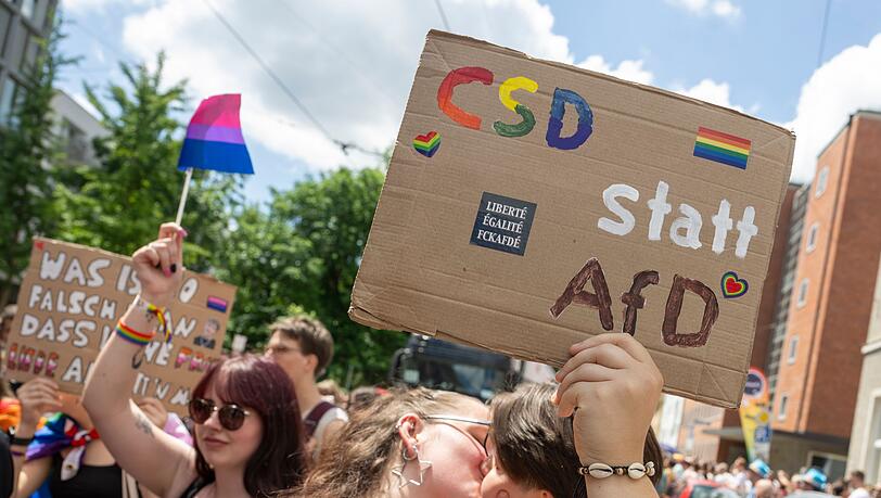 Jahrelang musste die queere Community in Bayern auf einen Aktionsplan der Staatsregierung warten. Nun hat das Kabinett ihn beschlossen und mit ihm ein Schutzversprechen gegen Hass und Ausgrenzung. (Archivbild) Jahrelang musste die queere Community in Bayern auf einen Aktionsplan der Staatsregierung warten. Nun hat das Kabinett ihn beschlossen und mit ihm ein Schutzversprechen gegen Hass und Ausgrenzung. (Archivbild)
