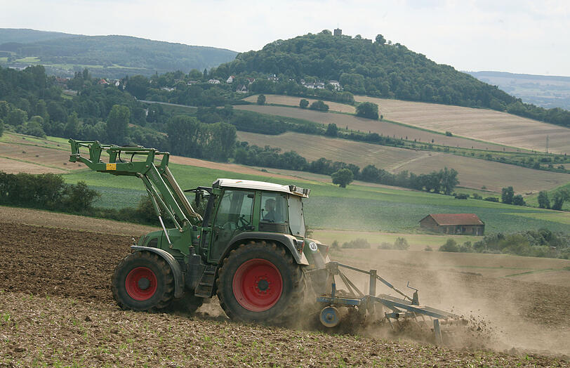 Angesichts einer nicht funktionierenden Hupe an seinem Traktor
sagte ein Landwirt: &bdquo;Ja mei, ich kann ja schreien, ist eh alles
offen, da hört man mich schon.&ldquo;