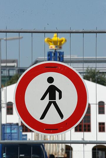 Für Fußgänger ist die Theresienwiese momentan tabu. Die AZ war trotzdem da - so siehts aus beim Wiesn-Aufbau!