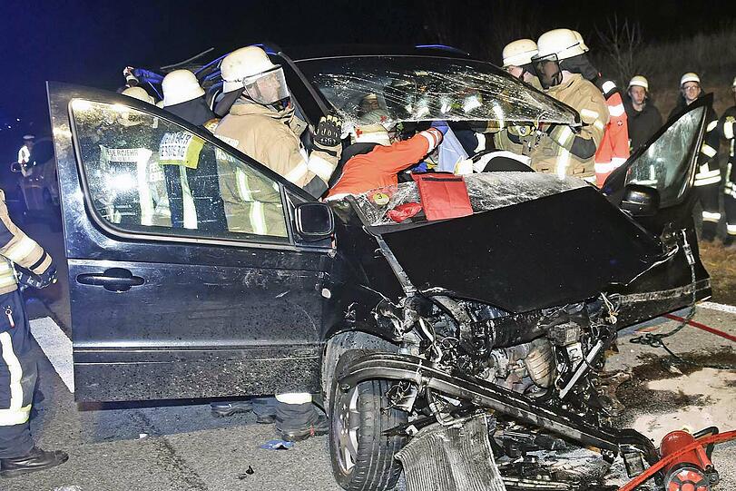 Horror-Crash auf der B304. Eine Frau wurde bei dem Unfall schwer verletzt.