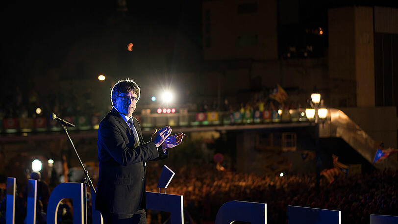 Der Chef der katalonischen Regionalregierung, Carles Puigdemont, vor Anhängern in Barcelona.