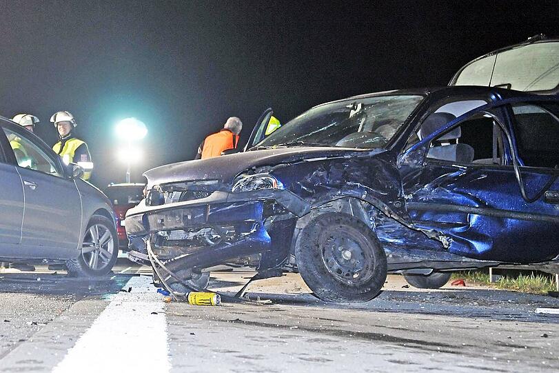 Trümmer und Autowracks auf der A95: Die Bilder vom Bergungseinsatz.