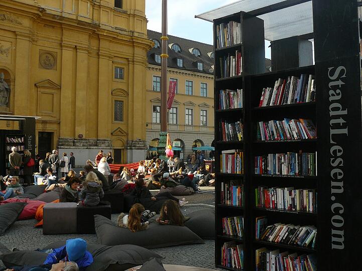 Auf dem Odeonsplatz wird derzeit geschmökert.
