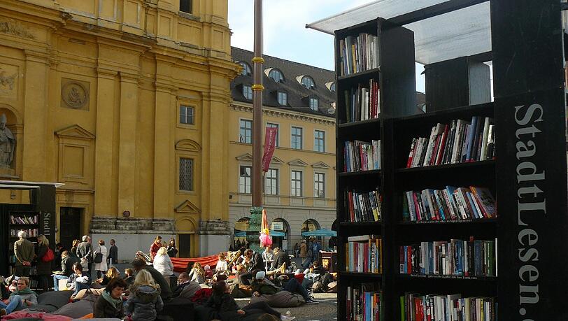 Auf dem Odeonsplatz wird derzeit geschmökert. Auf dem Odeonsplatz wird derzeit geschmökert.