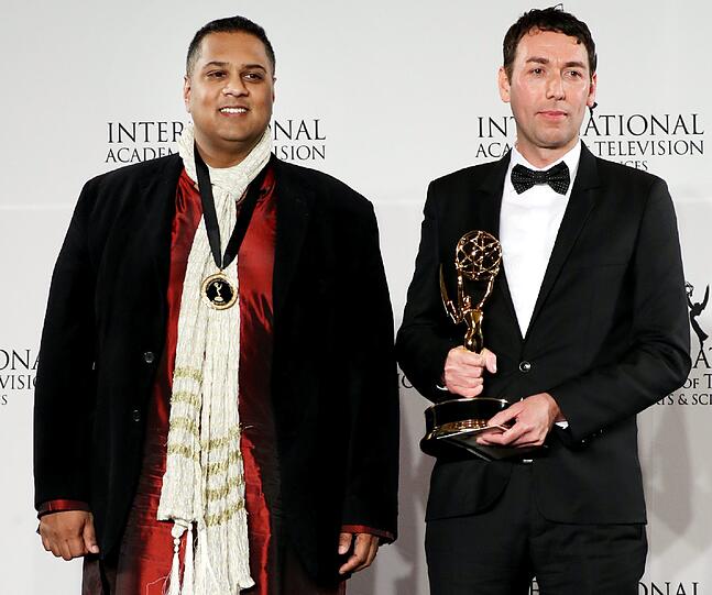 Die britischen Produzenten Krishnendu Majumdar (L) und Richard Yee mit dem Emmy für die beste Comedy mit "Hoff the Record"