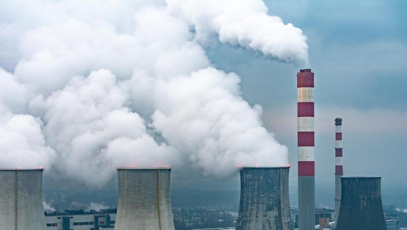 Rauch und Wasserdampf steigen aus einem polnischen Kohlekraftwerk auf. Laut Energieagentur gefährdet der Energiebedarf der Welt globale Nachhaltigkeitsziele. Rauch und Wasserdampf steigen aus einem polnischen Kohlekraftwerk auf. Laut Energieagentur gefährdet der Energiebedarf der Welt globale Nachhaltigkeitsziele.
