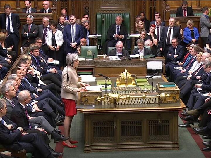Theresa May spricht während der Brexit-Debatte im Unterhaus.