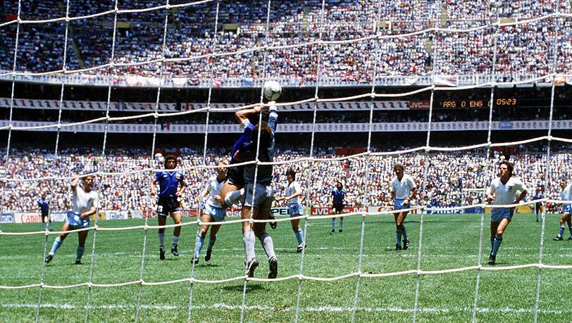 WM 1986: Diego Armando Maradona (verdeckt) besorgt gegen Englands Torwart Peter Shilton mit Hilfe der "Hand Gottes" das zwischenzeitliche 1:0.