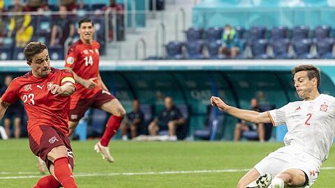 Nach einem Abwehrfehler der Spanier sorgte der Schweizer Xherdan Shaqiri (l) für den Ausgleich.