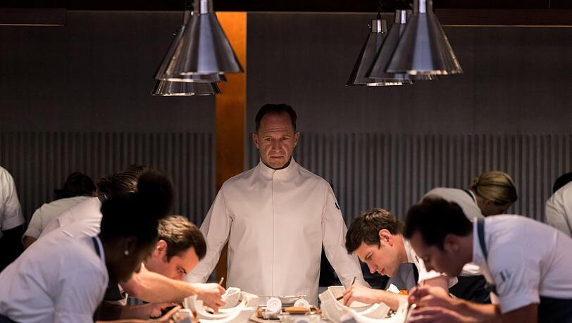 Starkoch Slowik (Ralph Fiennes) drangsaliert nicht nur seine Mitarbeiter, sondern auch die superreichen Gäste.