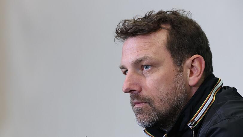 Der Nürnberger Trainer Markus Weinzierl während der Pressekonferenz nach einem Spiel.