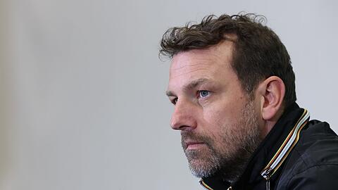 Der Nürnberger Trainer Markus Weinzierl während der Pressekonferenz nach einem Spiel.