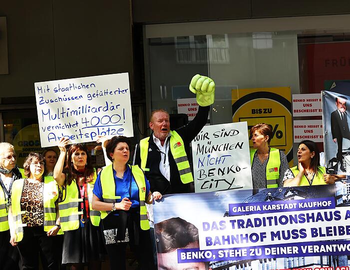 Die Mitarbeiter des Kaufhauses machten klar, was sie von der Schließung halten.