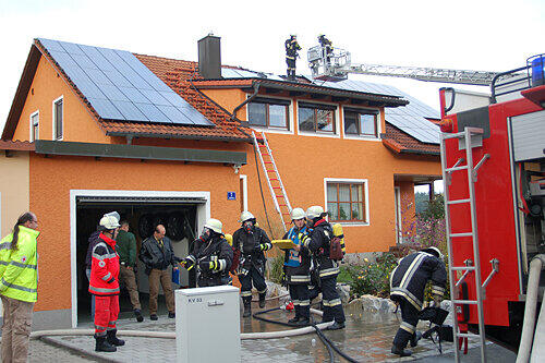 Bei den Löscharbeiten entdeckte die Feuerwehr die Marihuana-Plantage auf dem Dachboden des Hauses.
