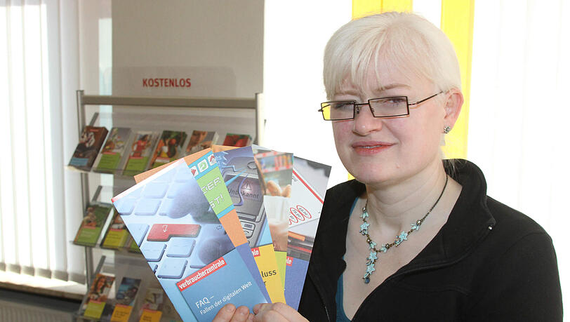 Telefon- und Internet-Abzocke, Abofallen... Heidemarie Kaiser zeigt eine Auswahl der Gratis-Broschüren der Verbraucherzentrale. Telefon- und Internet-Abzocke, Abofallen... Heidemarie Kaiser zeigt eine Auswahl der Gratis-Broschüren der Verbraucherzentrale.