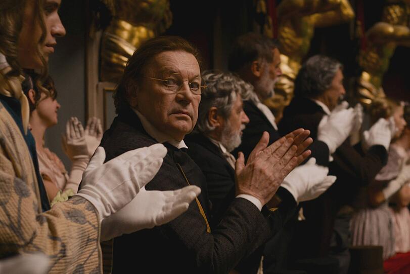 Auch Lord Burghersh (Helmut Berger) ist nach dem grandiosen Auftritt Paganinis vom Teufelsgeiger überzeugt.