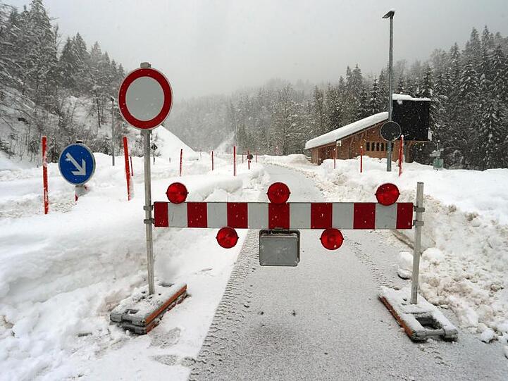 Die Zufahrt zum Riedbergpass in Richtung Balderschwang ist wegen Lawinengefahr gesperrt. Foto: Karl-Josef Hildenbrand