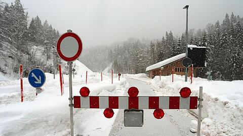 Die Zufahrt zum Riedbergpass in Richtung Balderschwang ist wegen Lawinengefahr gesperrt. Foto: Karl-Josef Hildenbrand