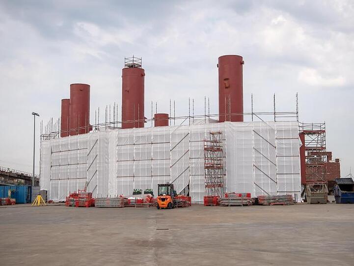Auf dem Gelände der Werft Fosen Yard Emden wird an Bauteilen für Lachsfarmen gearbeitet.
