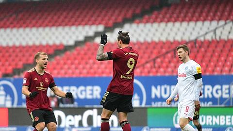 Nürnbergs Stürmer Manuel Schäffler (M) traf zum 1:0 gegen Kiel.