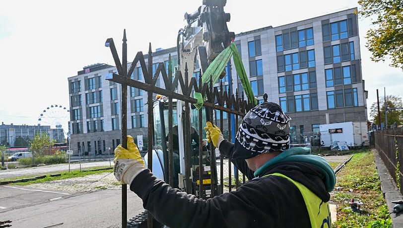 Am Mittwoch wurde der letzte Teil des historischen Eisenzauns an der Orleansstraße in Haidhausen abgebaut.