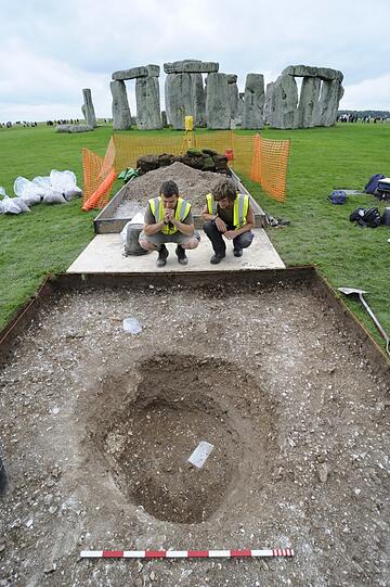 Ausgrabung des Aubrey Hole 7, einer Fundamentgrube des ältesten Steinkreises von Stonehenge, 2008 durch das Stonehenge Riverside Project. Ausgrabung des Aubrey Hole 7, einer Fundamentgrube des ältesten Steinkreises von Stonehenge, 2008 durch das Stonehenge Riverside Project.