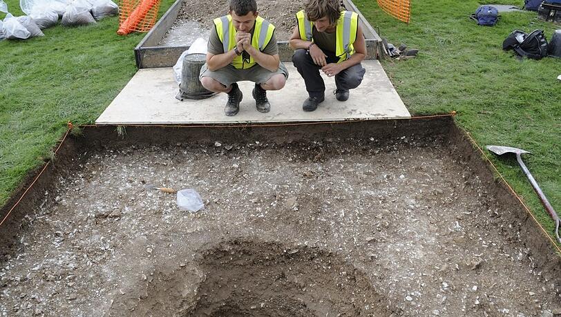 Ausgrabung des Aubrey Hole 7, einer Fundamentgrube des ältesten Steinkreises von Stonehenge, 2008 durch das Stonehenge Riverside Project. Ausgrabung des Aubrey Hole 7, einer Fundamentgrube des ältesten Steinkreises von Stonehenge, 2008 durch das Stonehenge Riverside Project.