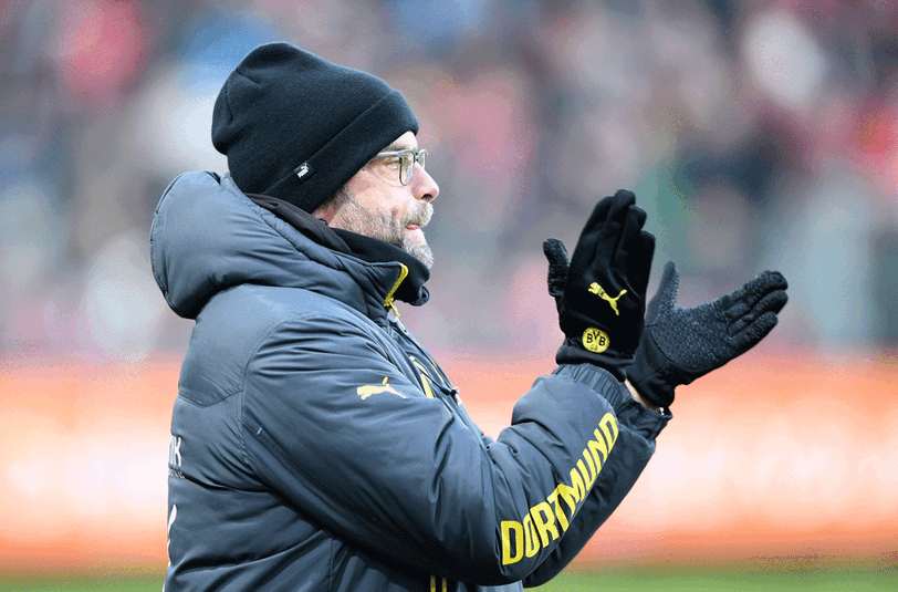 Ein Klatschen nach dem 2:0 - die ganz großen Gefühlsausbrüche zeigte BVB-Trainer Jürgen Klopp nicht beim Sieg in Freiburg, dafür verordnete er seinen Spielern kollektiven Jubel.