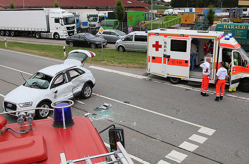 Schwerer Unfall in Thal bei Maitenbeth. Die Fahrzeuge sind komplett zerstört.