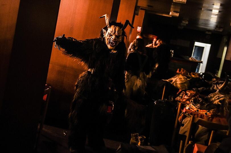 Der Stadtplatz der tschechischen Kleinstadt Kaplice gehörte gestern den Krampussen: Die Bilder vom Grusel-Lauf.