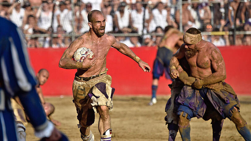 Der Spielball wird hier ganz schnell zur Nebensache - Schläge und Tritte sind hier ausdrücklich erlaubt. Die Biler vom Calcio Storico in Florenz.