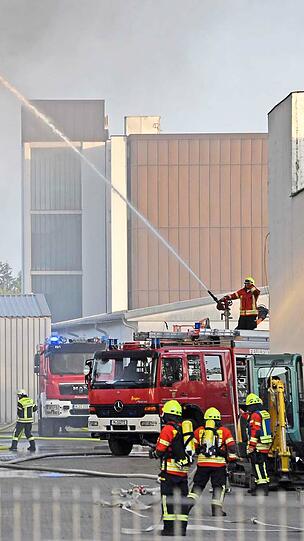 Brand in einem Recyclingbetrieb Feldkirchen: Das Feuer sorgte für eine Rauchwolke, die kilometerweit sichtbar war. Die Bilder vom Einsatz.
