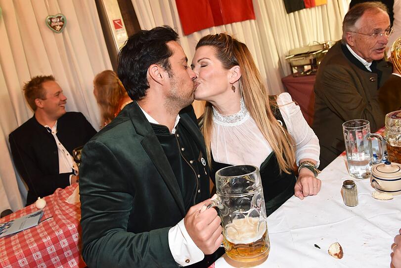 Moderatorin und Buchautorin Jessica Libbertz (mit Ehemann Roman Libbertz) verzichtet bei ihrem ersten Wiesn-Armbrustschießen aufs Zielwasser: "Ich trinke lieber alkoholfrei. Mein sportlicher Ehrgeiz und natürlich die Neugierde führen mich hierher, denn das hier ist mein erstes Mal an der Armbrust."