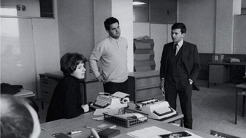 Die Anfänge: Hubert Burda (r.) mit Chefredakteur Helmut Markwort (M., damals 29), Redakteurin Susanne Reinl in der "Bild + Funk"-Redaktion 1966.